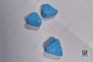 trzy niebieskie tabletki