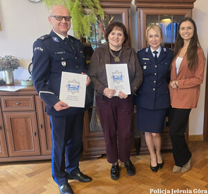 Policjant pozuje do zdjęcia z trzema kobietami