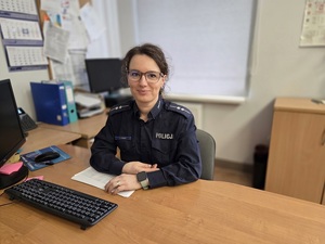 policjantka siedząca przy biurku