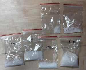 narkotyki w woreczkach - biały proszek