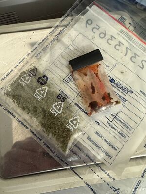 narkotyki w woreczku a obok pozytywny narkotest