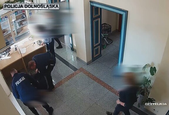 Mężczyzna stracił przytomność – na ratunek natychmiast ruszyli policjanci ”konwojówki”