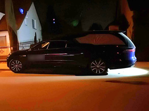 samochód osobowy na drodze