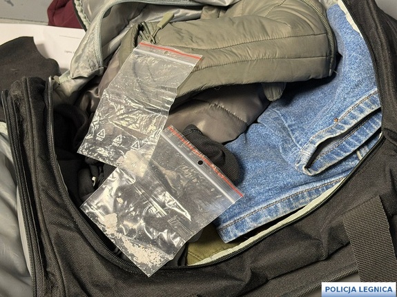 woreczki z narkotykami w torbie