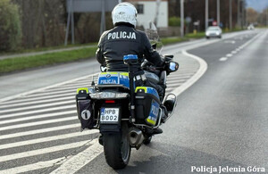 policjant na motorze