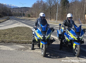 policjanci na motorach