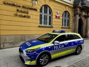 radiowóz przy komendzie