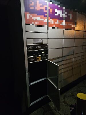 paczkomat z otwartymi dolnymi skrytkami