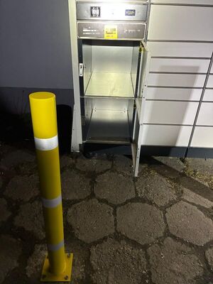 paczkomat z otwartymi dwiema skrytkami