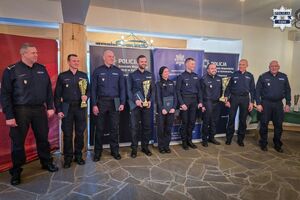 wspólne zdjęcie policjantów i policjantek z pucharami