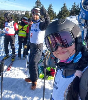 dwoje narciarzy pozuje do zdjęcia