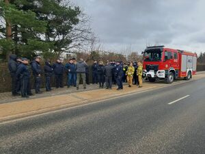 policja i straż pożarna poszukuje seniorów  - odprawa przed poszukiwaniami