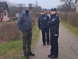 policjantka i policjant rozmawiają z mężczyzną