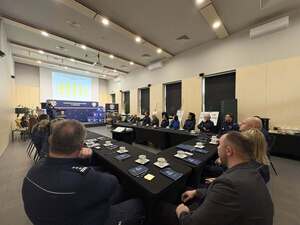 Konferencja na której policjanci siedza w sali koinferencyjnej