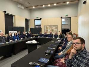 Konferencja na której policjanci siedza w sali koinferencyjnej