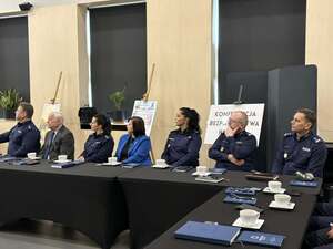 Konferencja na której policjanci siedza w sali koinferencyjnej
