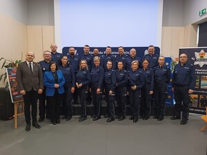 Konferencja na której policjanci siedza w sali koinferencyjnej