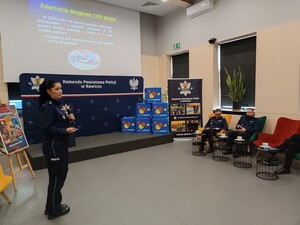 Konferencja na której policjanci siedza w sali koinferencyjnej