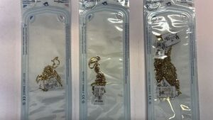 trzy złote łańcuszki