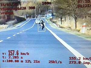 Zdjęcia prezentujące pojazdy przekraczające prędkość