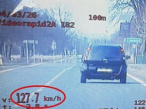 Zdjęcia prezentujące pojazdy przekraczające prędkość