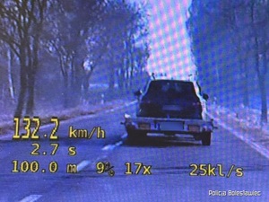 Zdjęcia prezentujące pojazdy przekraczające prędkość