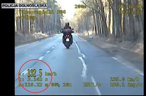 Zdjęcia prezentujące pojazdy przekraczające prędkość