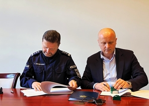 podpisanie umowy na budowę komendy