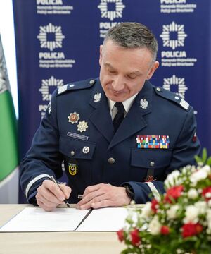 Komendant policji podpisuje porozumieniem z rektorem akademii wojsk lądowych