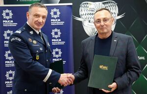 Komendant policji podpisuje porozumieniem z rektorem akademii wojsk lądowych