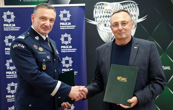 Komendant policji podpisuje porozumieniem z rektorem akademii wojsk lądowych