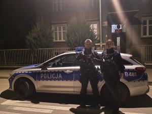 policjantka i policjant przy radiowozie