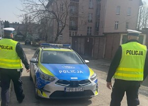 dwaj policjanci i radiowóz