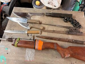 broń, noże, kastety