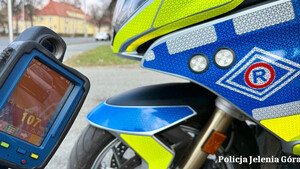Przód policyjnego motocykla wraz z ręcznym miernikiem prędkości