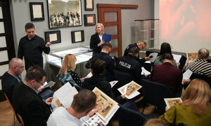 Warsztaty dla policjantów i pracowników cywilnych w Izbie Pamięci KWP we Wrocławiu