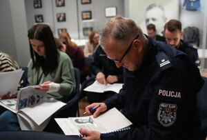 Warsztaty dla policjantów i pracowników cywilnych w Izbie Pamięci KWP we Wrocławiu