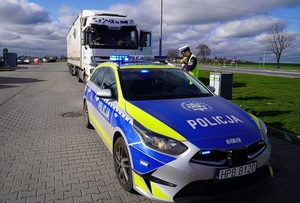 kontrole drogowe - policjant kontroluje tiry