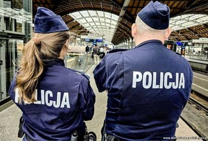 policjantka i policjant na dworcu kolejowym