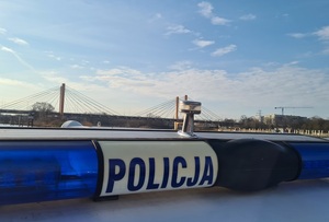 radiowóz na tle mostu