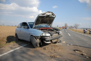 samochód na poboczu ze zniszczonym przodem