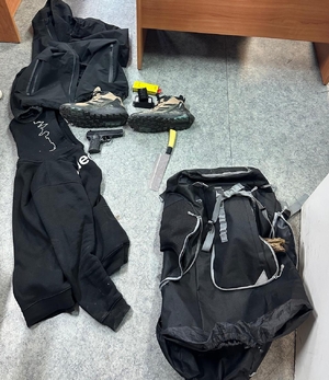 plecak, bluza, buty, tasak, pistolet