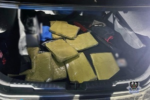 kontrola drogowa, ujawnione narkotyki, środki odurzające w bagażniku