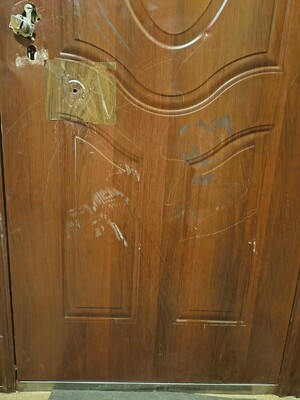 zniszczone drzwi wejściowe do mieszkania