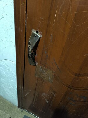 zniszczone drzwi wejściowe do mieszkania