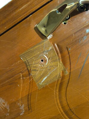 zniszczone drzwi wejściowe do mieszkania