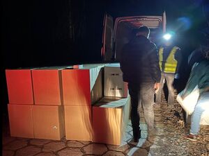 kartony z papierosami wyciągnięte z busa