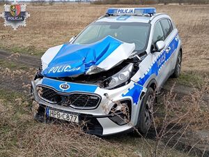 radiowóz ze zniszczoną maską