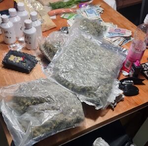 narkotyki w woreczkach i pojemniczkach oraz broń i pieniądze