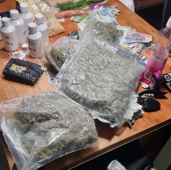 narkotyki w woreczkach i pojemniczkach oraz broń i pieniądze